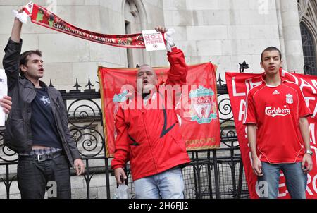 Fans des Fußballclubs von Liverpool, die heute vor dem High Court in London abgebildet sind, als die größten Gläubiger des Clubs, die Royal Bank of Scotland, um eine rechtliche Bestätigung bitten, dass die derzeitigen Eigentümer George Gillett und Tom Hicks kein Recht haben, einen geplanten Verkauf zu blockieren. Stockfoto