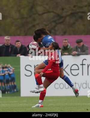 DURHAM CITY, GBR. 14. NOVEMBER Mollie Lambert von Durham Women im Einsatz mit Liverpools Taylor Hinds während des FA Women's Championship Matches zwischen dem FC Durham Women und Liverpool im Maiden Castle, Durham City, am Sonntag, dem 14. November 2021. (Kredit: Mark Fletcher | MI News) Kredit: MI Nachrichten & Sport /Alamy Live News Stockfoto