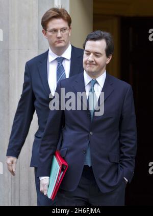 Bundeskanzler George Osborne und Finanzchef Danny Alexander, die heute Morgen in der Downing Street abgebildet sind. Stockfoto