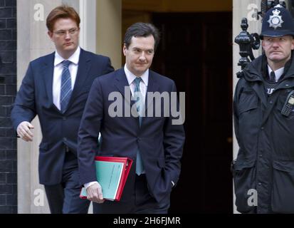 Bundeskanzler George Osborne und Finanzchef Danny Alexander, die heute Morgen in der Downing Street abgebildet sind. Stockfoto