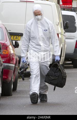 Forensische Polizisten am Tatort in Plaistow, East London, wo ein 16-jähriger Junge in den frühen Morgenstunden des heutigen Tages getötet wurde. Stockfoto