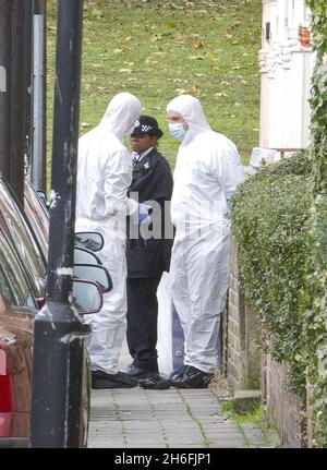 Forensische Polizisten am Tatort in Plaistow, East London, wo ein 16-jähriger Junge in den frühen Morgenstunden des heutigen Tages getötet wurde. Stockfoto