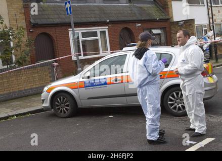 Forensische Polizisten am Tatort in Plaistow, East London, wo ein 16-jähriger Junge in den frühen Morgenstunden des heutigen Tages getötet wurde. Stockfoto