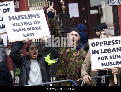 Drei Tage, New YorkBritische Muslime protestieren heute vor der libanesischen Botschaft in London und fordern die Freilassung des Predigers Omar Bakri, nachdem er nach der Flucht im Libanon festgenommen worden war. Der militante islamistische Führer wurde von einem Militärgericht im Libanon wegen Mordes und des Besitzes von Sprengstoffen verurteilt. Stockfoto