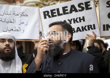 Drei Tage, New YorkBritische Muslime protestieren heute vor der libanesischen Botschaft in London und fordern die Freilassung des Predigers Omar Bakri, nachdem er nach der Flucht im Libanon festgenommen worden war. Der militante islamistische Führer wurde von einem Militärgericht im Libanon wegen Mordes und des Besitzes von Sprengstoffen verurteilt. Bild zeigt: Omar Bakri's Sohn Mohammed (links) beim Protest Stockfoto