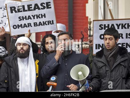 Drei Tage, New YorkBritische Muslime protestieren heute vor der libanesischen Botschaft in London und fordern die Freilassung des Predigers Omar Bakri, nachdem er nach der Flucht im Libanon festgenommen worden war. Der militante islamistische Führer wurde von einem Militärgericht im Libanon wegen Mordes und des Besitzes von Sprengstoffen verurteilt. Bild zeigt: Omar Bakri's Sohn Mohammed (links) beim Protest Stockfoto