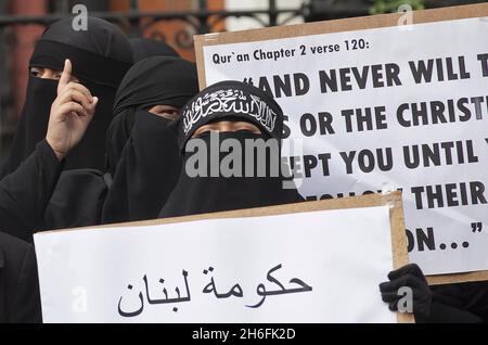 Drei Tage, New YorkBritische Muslime protestieren heute vor der libanesischen Botschaft in London und fordern die Freilassung des Predigers Omar Bakri, nachdem er nach der Flucht im Libanon festgenommen worden war. Der militante islamistische Führer wurde von einem Militärgericht im Libanon wegen Mordes und des Besitzes von Sprengstoffen verurteilt. Stockfoto