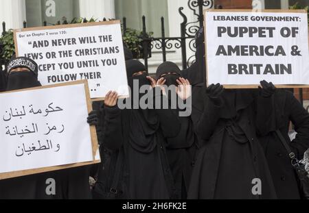 Drei Tage, New YorkBritische Muslime protestieren heute vor der libanesischen Botschaft in London und fordern die Freilassung des Predigers Omar Bakri, nachdem er nach der Flucht im Libanon festgenommen worden war. Der militante islamistische Führer wurde von einem Militärgericht im Libanon wegen Mordes und des Besitzes von Sprengstoffen verurteilt. Stockfoto