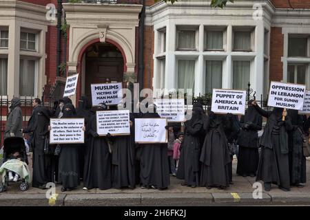 Drei Tage, New YorkBritische Muslime protestieren heute vor der libanesischen Botschaft in London und fordern die Freilassung des Predigers Omar Bakri, nachdem er nach der Flucht im Libanon festgenommen worden war. Der militante islamistische Führer wurde von einem Militärgericht im Libanon wegen Mordes und des Besitzes von Sprengstoffen verurteilt. Stockfoto