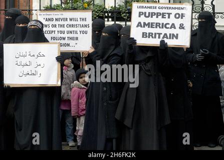 Drei Tage, New YorkBritische Muslime protestieren heute vor der libanesischen Botschaft in London und fordern die Freilassung des Predigers Omar Bakri, nachdem er nach der Flucht im Libanon festgenommen worden war. Der militante islamistische Führer wurde von einem Militärgericht im Libanon wegen Mordes und des Besitzes von Sprengstoffen verurteilt. Stockfoto