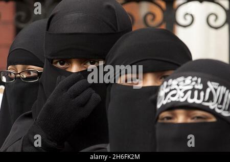 Drei Tage, New YorkBritische Muslime protestieren heute vor der libanesischen Botschaft in London und fordern die Freilassung des Predigers Omar Bakri, nachdem er nach der Flucht im Libanon festgenommen worden war. Der militante islamistische Führer wurde von einem Militärgericht im Libanon wegen Mordes und des Besitzes von Sprengstoffen verurteilt. Stockfoto