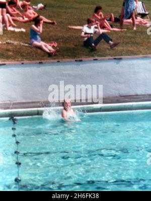 Sammeln Sie Bilder des Ferienlagers Bracklesham Bay Pontins in den späten 1970er Jahren. Die Firma wurde 1946 von Fred Pontin gegründet Ã 10 Jahre nachdem Billy Butlin sein erstes Ferienlager eröffnet und letzte Woche in die Verwaltung gegangen war. Stockfoto