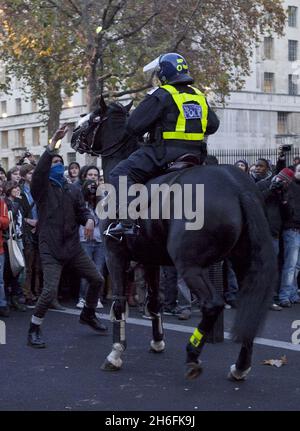 Studenten protestieren heute Abend in Whitehall gegen Studentengebühren. Stockfoto