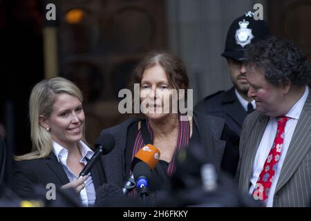 Christine Assange die Mutter des WikiLeaks-Gründers Julian Assange spricht mit den Medien vor dem High Court in London, nachdem ihr Sohn auf Kaution freigelassen wurde. Stockfoto