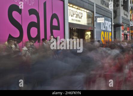 Die Käufer waren heute in der Londoner Oxford Street in Kraft und hofften, vor der bevorstehenden Erhöhung der Mehrwertsteuer nächste Woche ein Schnäppchen in den Verkäufen zu ergattern. Stockfoto