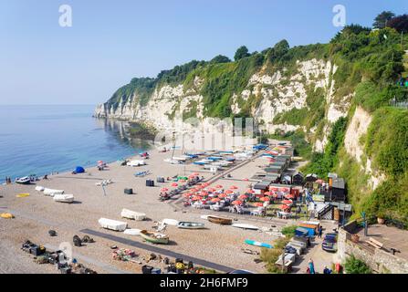 Bier Devon viele Leute saßen am Kieselstrand inmitten der Fischerboote am Strand von Beer Devon England GB Europe Stockfoto