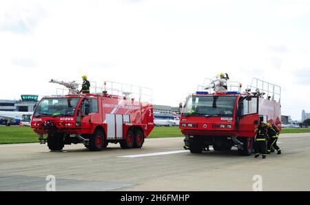 Fire Trucks am Flughafen London City. Der London City Airport ist ein internationaler Flughafen in London, England. Es befindet sich in den Royal Docks in London Stockfoto