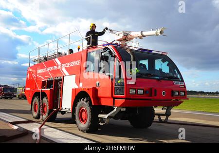 Fire Trucks am Flughafen London City. Der London City Airport ist ein internationaler Flughafen in London, England. Es befindet sich in den Royal Docks in London Stockfoto