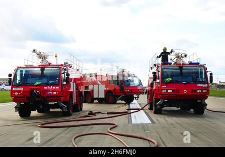 Fire Trucks am Flughafen London City. Der London City Airport ist ein internationaler Flughafen in London, England. Es befindet sich in den Royal Docks in London Stockfoto