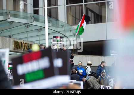 Demonstranten marschieren inmitten des Konflikts mit Israel in Solidarität mit dem palästinensischen Volk in London auf die israelische Botschaft zu. Stockfoto