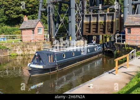 Das Kanalboot Adonis Blue verlässt anderton, und hebt Caisson auf den Fluss Weaver Northwich Ceshire 2021 Stockfoto