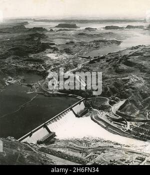 Luftaufnahme des Grand Coulee Dam am Columbia River, Washington State, USA 1953 Stockfoto