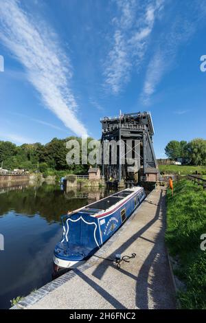 Das Kanalboot wartet darauf, vom Fluss Weaver nach Trent und Mersey Canal in Anderton gehoben zu werden. Bootsanleger Northwich Chaeshire 2021 Stockfoto