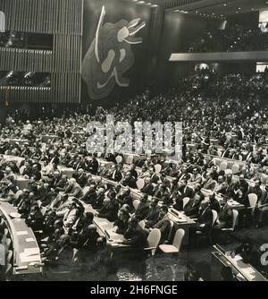 Das Publikum bei der Eröffnungssitzung der zehnten Generalversammlung der Vereinten Nationen, New York, USA 1955
