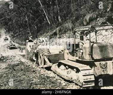 Schweres Erd- und Straßenbauquippment bei der Arbeit in den Snowy Mountains, Australien 1962 Stockfoto