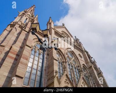 Low-Angle-Aufnahme der Kirche Saint-Etienne in Mulhouse, Frankreich. Stockfoto