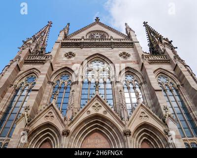 Low-Angle-Aufnahme der Kirche Saint-Etienne in Mulhouse, Frankreich. Stockfoto