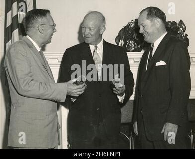 US-Präsident Dwight Eisenhower (Mitte) mit den Leitern des NASA-Administrators Dr. T. Keith Glennan (rechts) und des Stellvertreters Hugh L. Dryden, USA 1958 Stockfoto