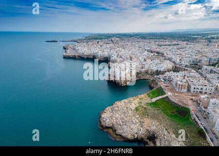 Polignano Luftaufnahme, Bild mit Drohne von oben, Apulien, Italien Stockfoto