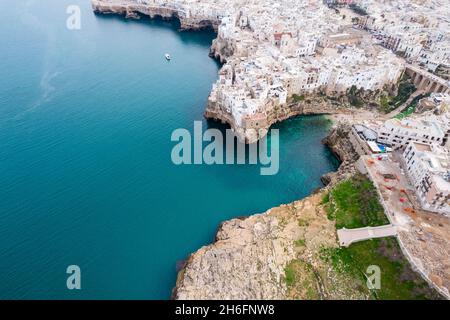 Polignano Luftaufnahme, Bild mit Drohne von oben, Apulien, Italien Stockfoto