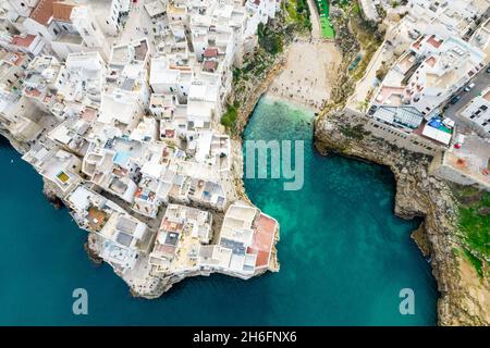 Polignano Luftaufnahme, Bild mit Drohne von oben, Apulien, Italien Stockfoto