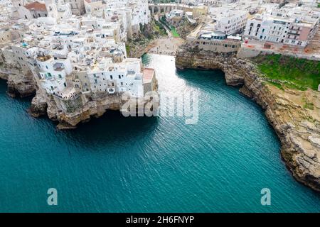 Polignano Luftaufnahme, Bild mit Drohne von oben, Apulien, Italien Stockfoto