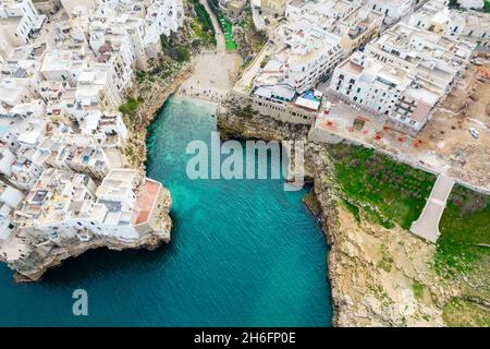 Polignano Luftaufnahme, Bild mit Drohne von oben, Apulien, Italien Stockfoto