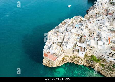 Polignano Luftaufnahme, Bild mit Drohne von oben, Apulien, Italien Stockfoto