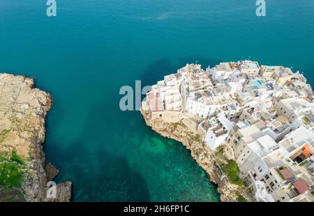 Polignano Luftaufnahme, Bild mit Drohne von oben, Apulien, Italien Stockfoto