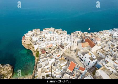 Polignano Luftaufnahme, Bild mit Drohne von oben, Apulien, Italien Stockfoto