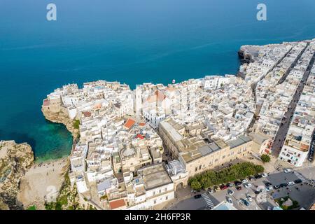 Polignano Luftaufnahme, Bild mit Drohne von oben, Apulien, Italien Stockfoto