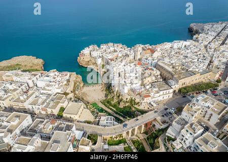 Polignano Luftaufnahme, Bild mit Drohne von oben, Apulien, Italien Stockfoto