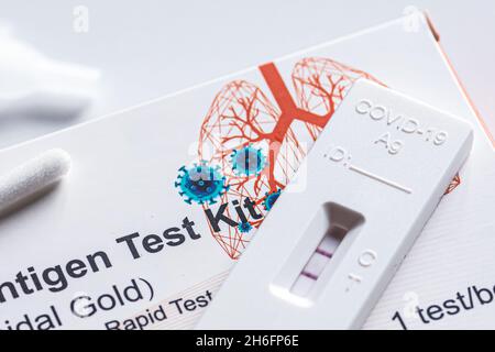 Positiver Covid-19-Antigen-Testsatz für Selbsttests, einstufiger Coronavirus-Antigen-Schnelltest, Speichelabstrich, 1 Testbox, Nahaufnahme Stockfoto