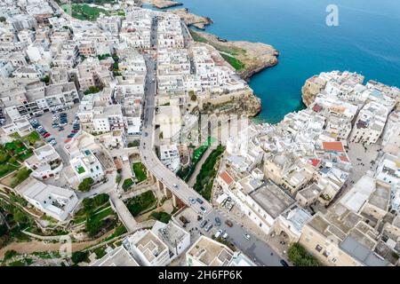 Polignano Luftaufnahme, Bild mit Drohne von oben, Apulien, Italien Stockfoto