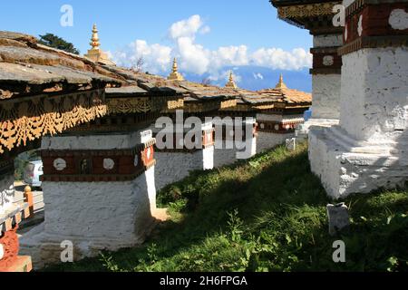 buddhistische Gebäude (Druk Wangyal Chortens) am dochula-Pass in bhutan Stockfoto