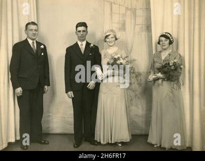 Hochzeit in Schottland: Braut und Bräutigam mit Brautjungfer und Bester Mann, UK 1950er Jahre Stockfoto