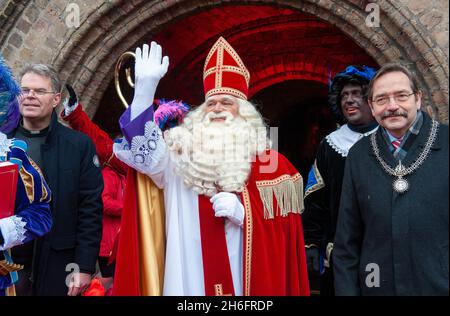 ENSCHEDE, NIEDERLANDE - 13. NOV 2021: Der niederländische Weihnachtsmann namens Sinterklaas winkt den Kindern zu, während er in der Stadt ankommt. Stockfoto