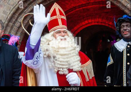 ENSCHEDE, NIEDERLANDE - 13. NOV 2021: Porträt des holländischen Weihnachtsmanns namens Sinterklaas, während er in der Stadt ankommt. Stockfoto