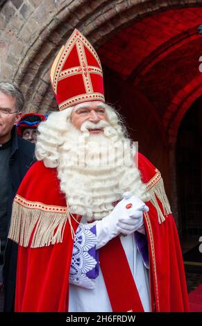 ENSCHEDE, NIEDERLANDE - 13. NOV 2021: Der niederländische Weihnachtsmann namens Sinterklaas kommt in die Stadt. Stockfoto