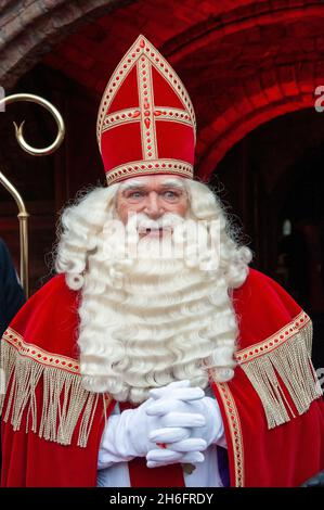 ENSCHEDE, NIEDERLANDE - 13. NOV 2021: Porträt des holländischen Weihnachtsmanns namens Sinterklaas, während er in der Stadt ankommt. Stockfoto